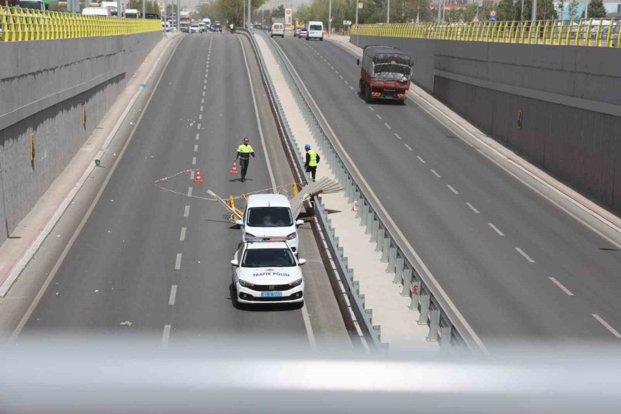 Konya’da Fırtına Çatıları Uçurdu, Ağaçları Devirdi