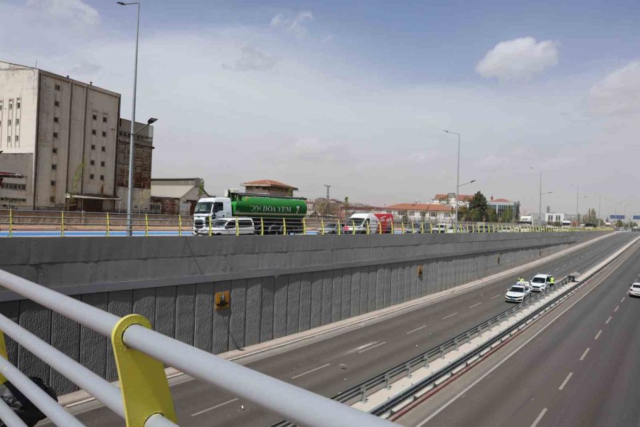 Konya’da Fırtına Çatıları Uçurdu, Ağaçları Devirdi