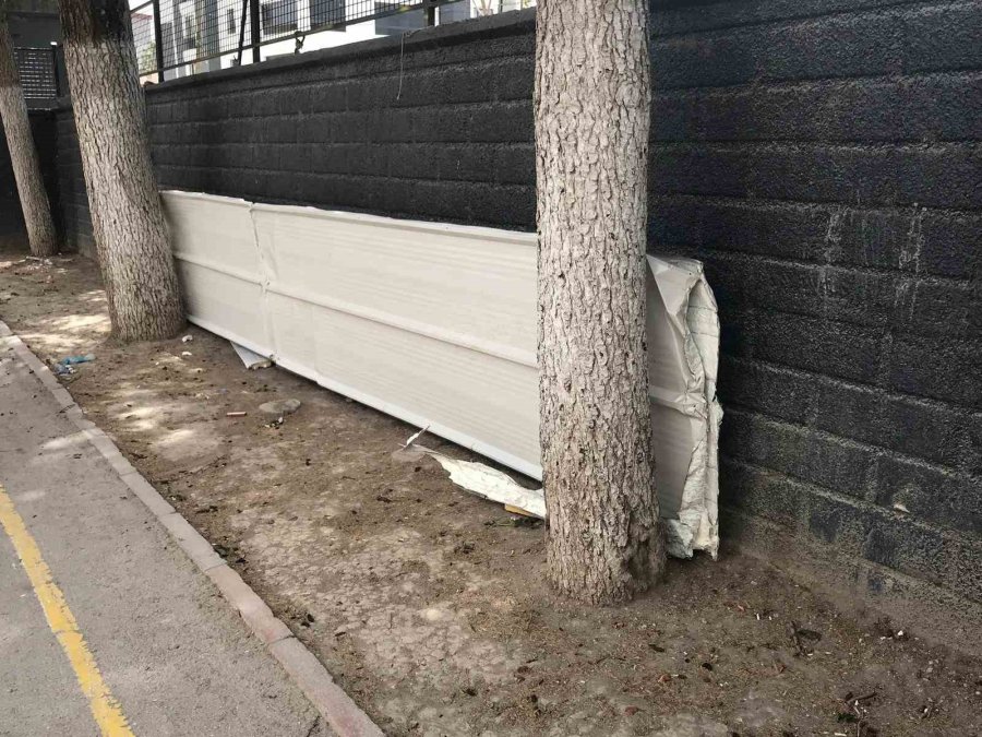 Fırtınada Ağaç Cipin Üzerine Devrildi, Çatılar Uçtu