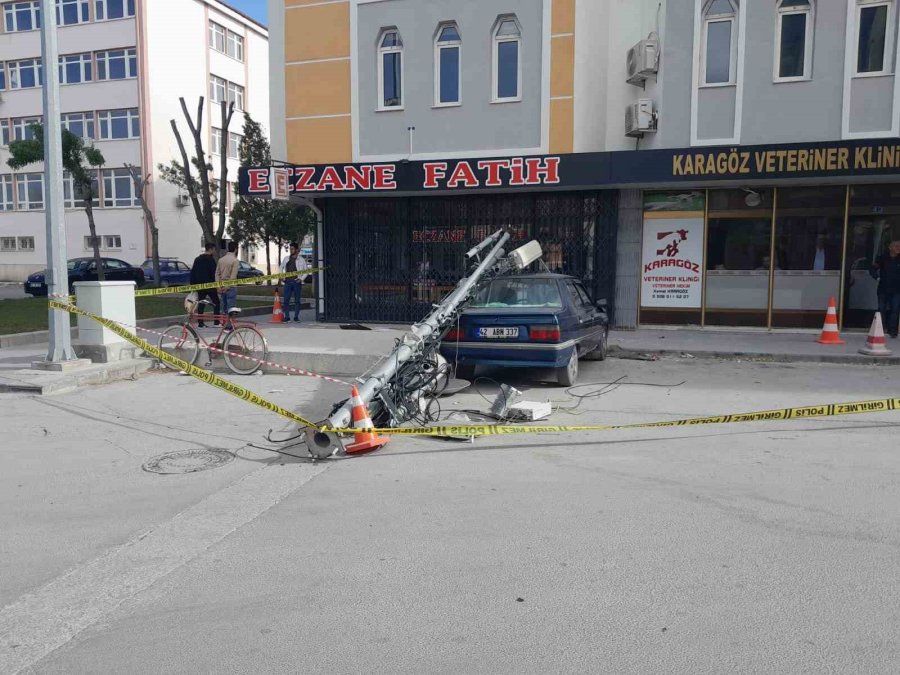 Rüzgardan Kopan Baz İstasyonu Direği 5. Kattan Otomobilin Üzerine Düştü, Düşme Anı Kameraya Yansıdı