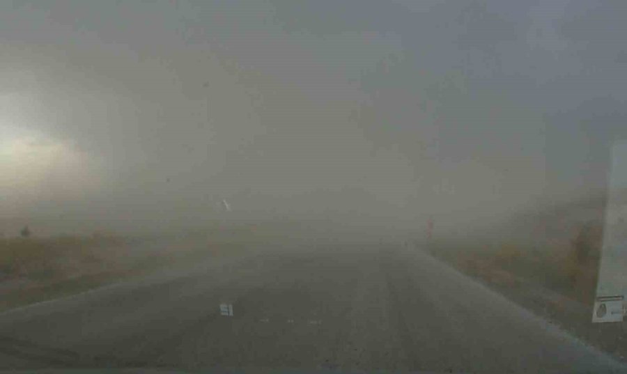 Aksaray’da Fırtına Ve Toz Bulutu Etkili Oluyor