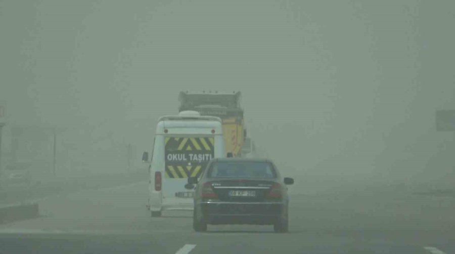 Aksaray’da Fırtına Ve Toz Bulutu Etkili Oluyor
