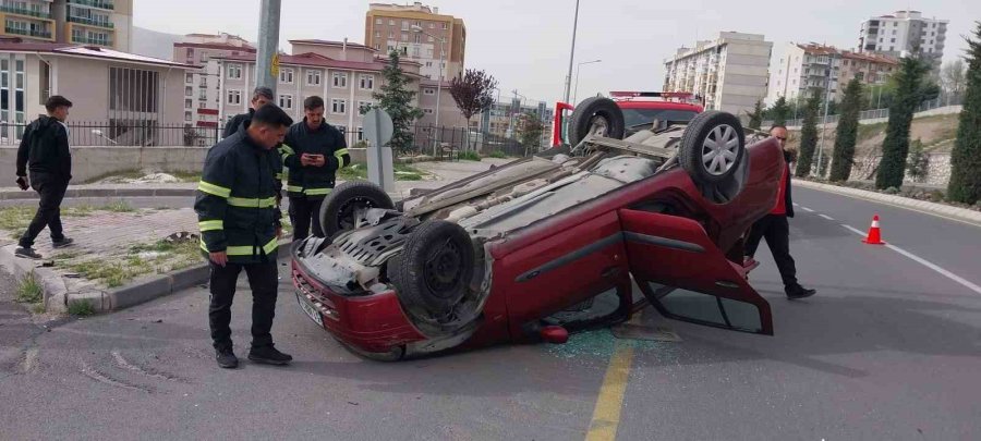 Kontrolden Çıkan Otomobil Takla Attı: 2 Yaralı