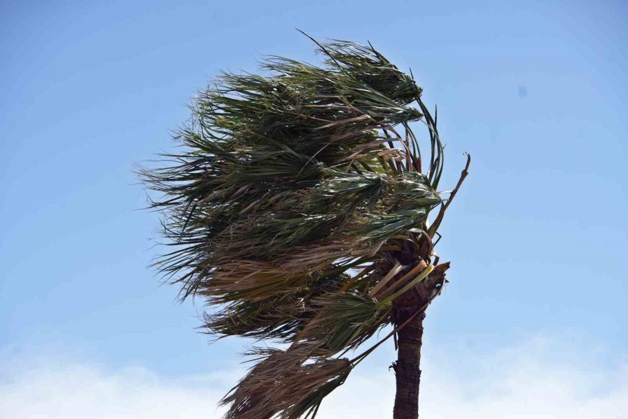 Sarı Kodla Uyarılan Antalya’da Şiddetli Rüzgar Etkili Oluyor