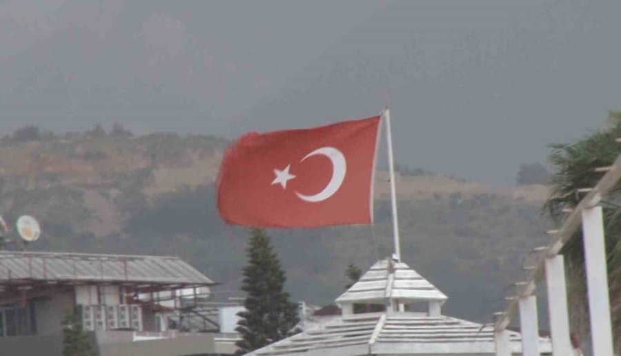 Alanya Sahilinde Şiddetli Rüzgar Denizde Dalgalar Oluşturdu