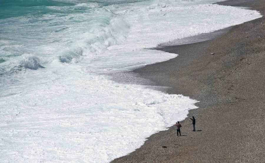 Sarı Kodla Uyarılan Antalya’da Şiddetli Rüzgar Etkili Oluyor