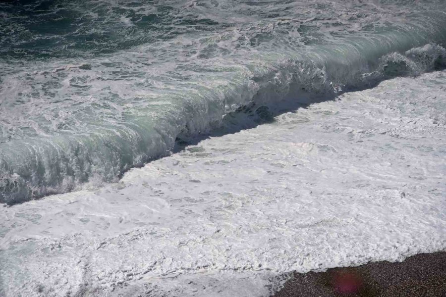 Sarı Kodla Uyarılan Antalya’da Şiddetli Rüzgar Etkili Oluyor