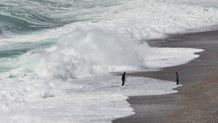 Sarı Kodla Uyarılan Antalya’da Şiddetli Rüzgar Etkili Oluyor