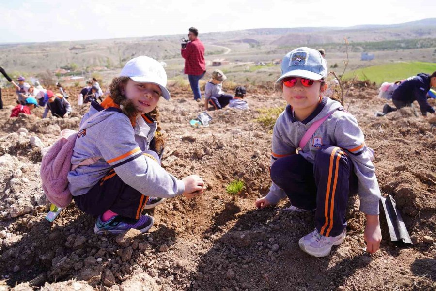Eskişehir’de 3 Bin Fidan Toprakla Buluştu