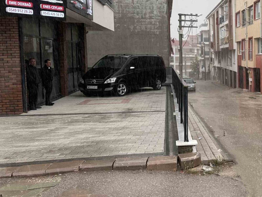 Yağmura Hazırlıksız Yakalanan Vatandaşlar Korunacak Yer Aradı