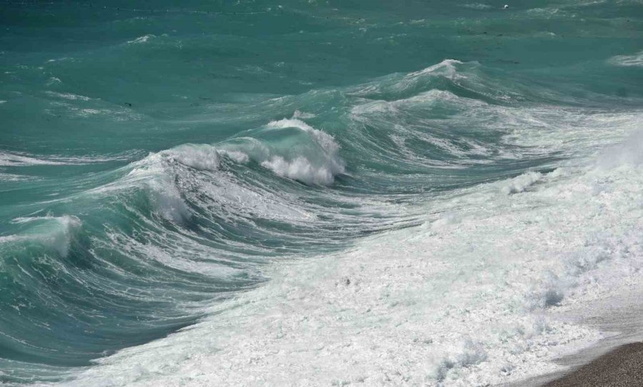 Sarı Kodla Uyarılan Antalya’da Şiddetli Rüzgar Etkili Oluyor