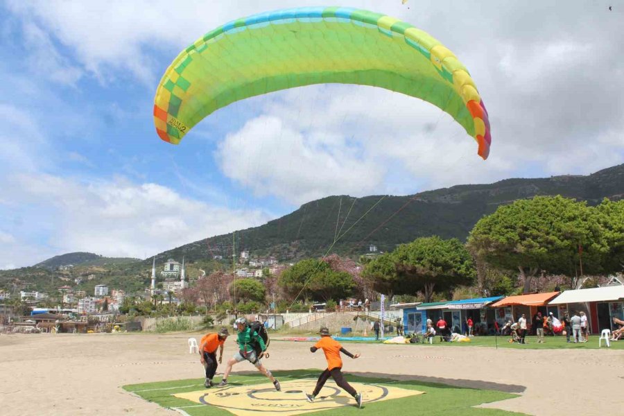 Türkiye Yamaç Paraşütü Akdeniz Bölgesi Hedef Yarışması Alanya’da Yapıldı