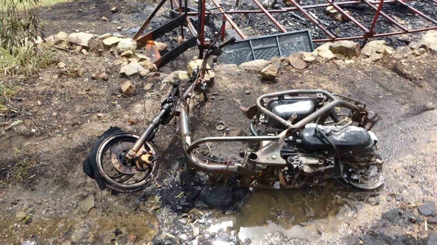 Ahşap Barakada Çıkan Yangında 2 Köpeği İle Birlikte Feci Şekilde Can Verdi