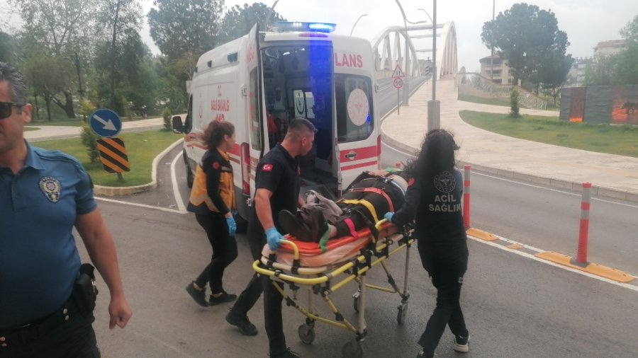Fırtına Kazaya Sebep Oldu, Sürücüye İlk Müdahaleyi Kadın Fizyoterapist Yaptı