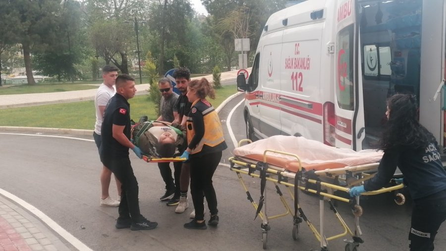 Fırtına Kazaya Sebep Oldu, Sürücüye İlk Müdahaleyi Kadın Fizyoterapist Yaptı