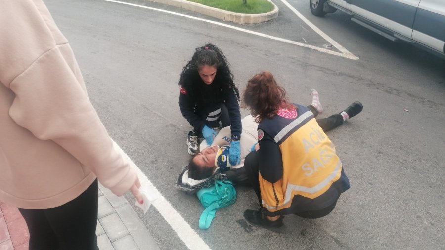 Fırtına Kazaya Sebep Oldu, Sürücüye İlk Müdahaleyi Kadın Fizyoterapist Yaptı