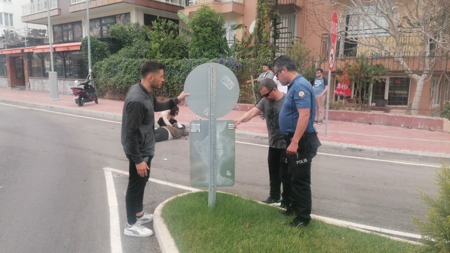 Fırtına Kazaya Sebep Oldu, Sürücüye İlk Müdahaleyi Kadın Fizyoterapist Yaptı