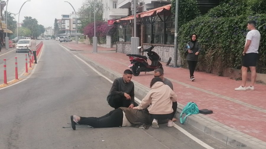 Fırtına Kazaya Sebep Oldu, Sürücüye İlk Müdahaleyi Kadın Fizyoterapist Yaptı