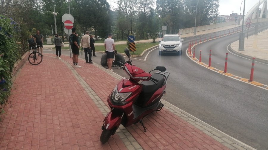 Fırtına Kazaya Sebep Oldu, Sürücüye İlk Müdahaleyi Kadın Fizyoterapist Yaptı