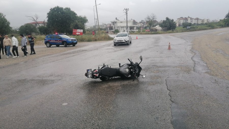 Otomobille Çarpışan Motosikletin Sürücüsü Yaralandı