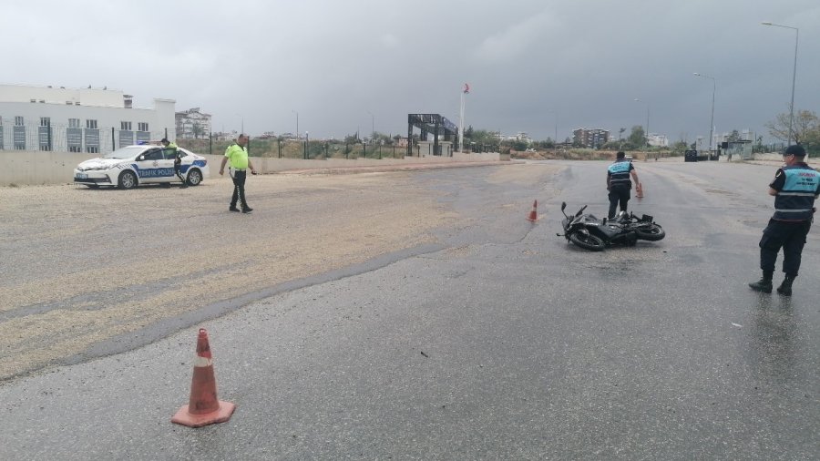 Otomobille Çarpışan Motosikletin Sürücüsü Yaralandı