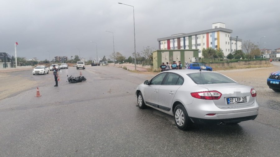 Otomobille Çarpışan Motosikletin Sürücüsü Yaralandı