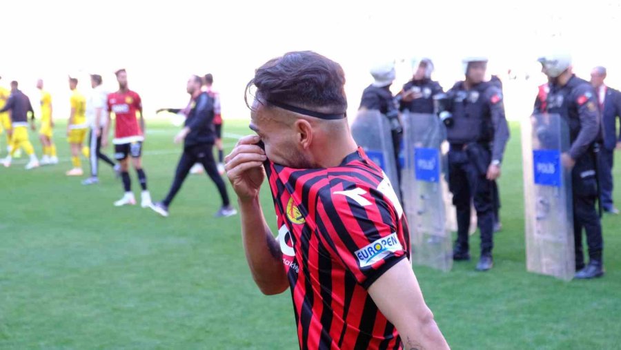 Bal Ligi’nden Çıkamayan Eskişehirsporlu Futbolcular Gözyaşlarına Hakim Olamadı