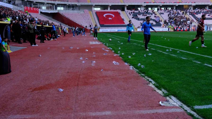 Sahaya Yabancı Madde Yağdı