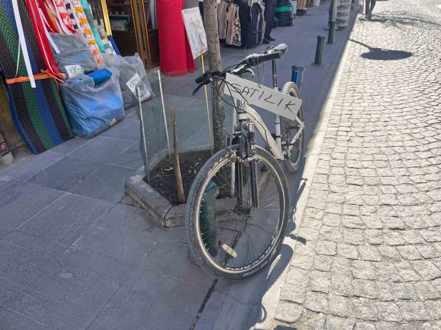 Satılık Bisikletini Ağaca Kelepçe İle Bağladı