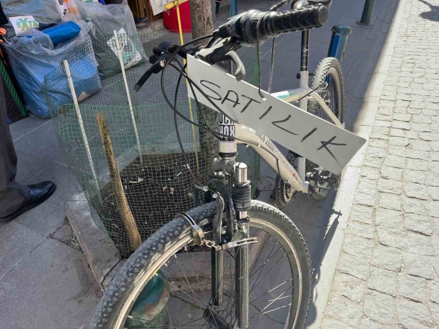 Satılık Bisikletini Ağaca Kelepçe İle Bağladı