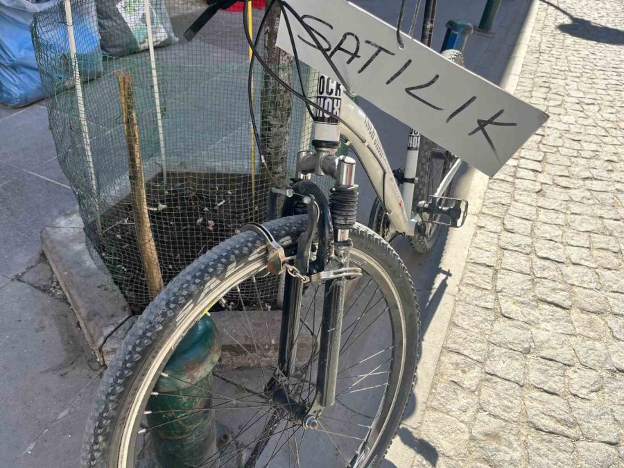 Satılık Bisikletini Ağaca Kelepçe İle Bağladı
