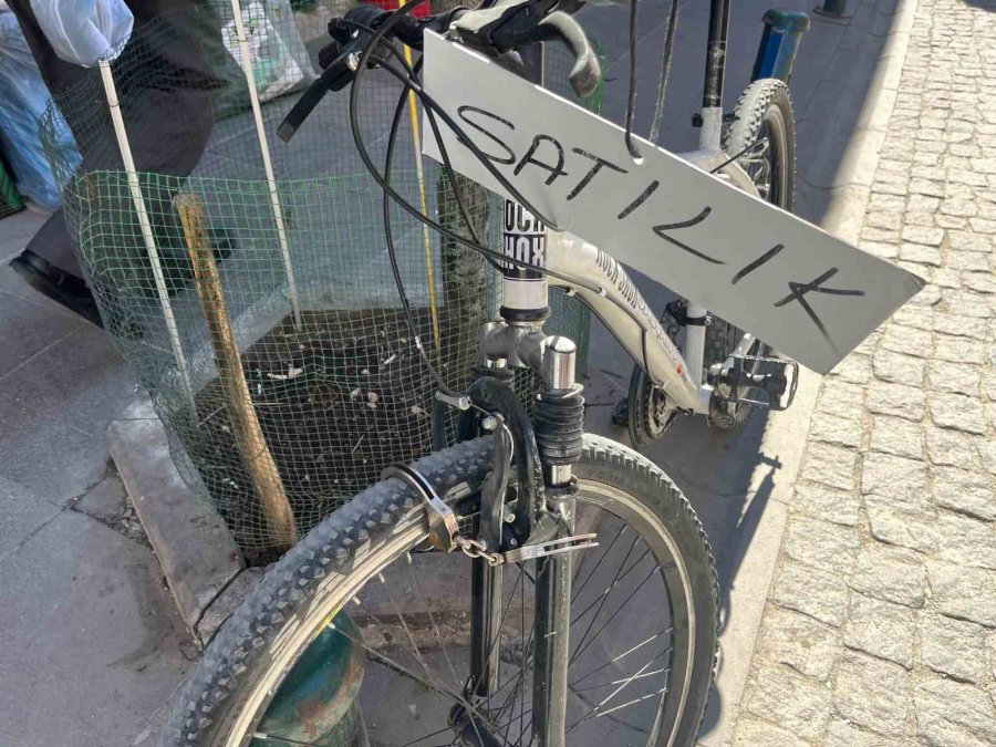 Satılık Bisikletini Ağaca Kelepçe İle Bağladı