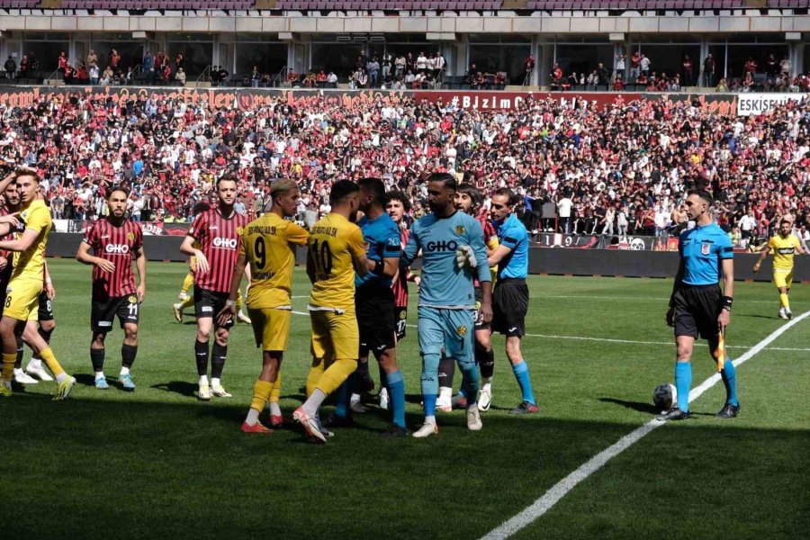 Eskişehirspor - 1926 Polatlı Belediyespor Maçı Başlamadan Futbolcular Arasında Kavga Çıktı