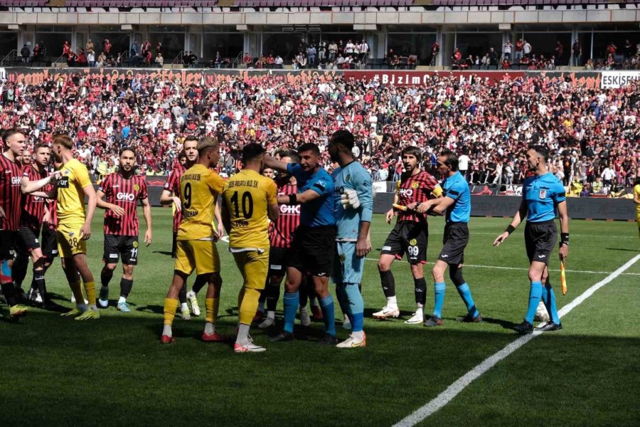 Eskişehirspor - 1926 Polatlı Belediyespor Maçı Başlamadan Futbolcular Arasında Kavga Çıktı