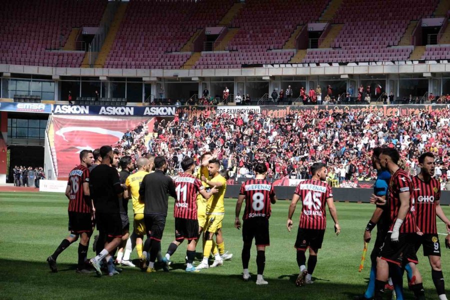 Eskişehirspor - 1926 Polatlı Belediyespor Maçı Başlamadan Futbolcular Arasında Kavga Çıktı