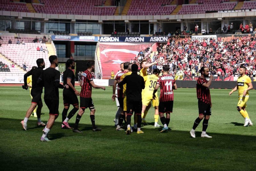 Eskişehirspor - 1926 Polatlı Belediyespor Maçı Başlamadan Futbolcular Arasında Kavga Çıktı