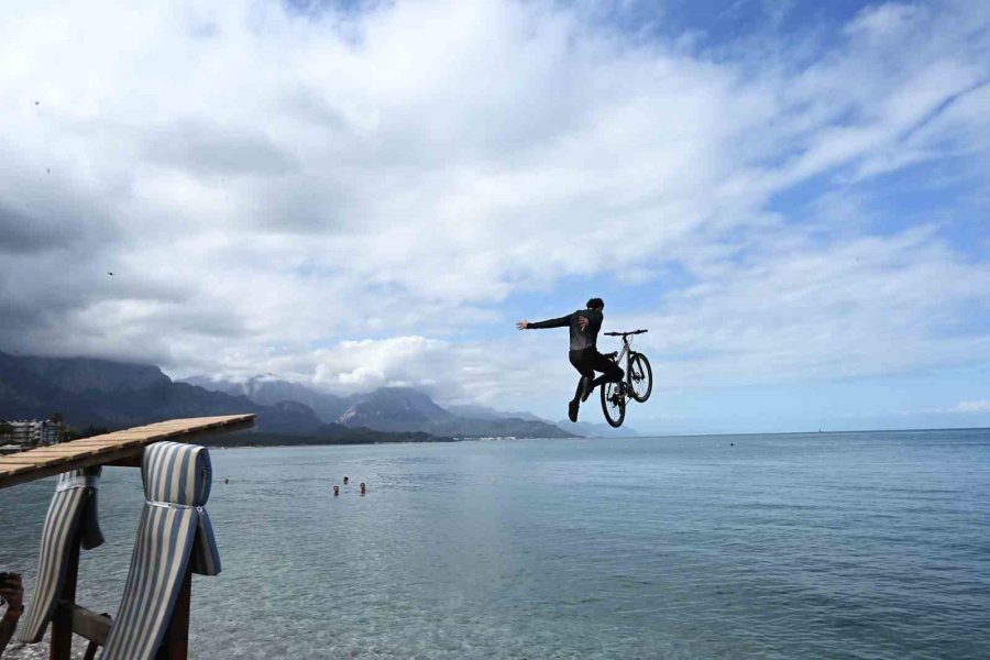 Antalya’da Gökyüzünden Denize Pedal Çevirdiler