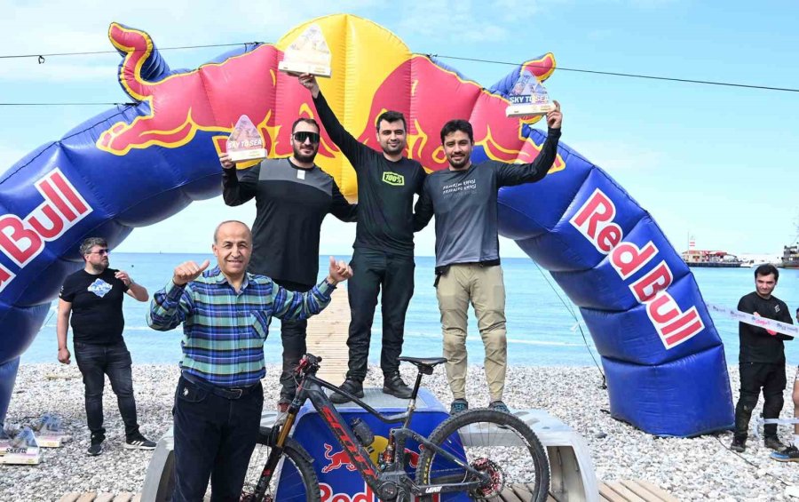 Antalya’da Gökyüzünden Denize Pedal Çevirdiler