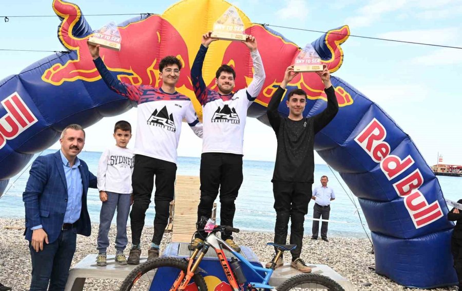 Antalya’da Gökyüzünden Denize Pedal Çevirdiler