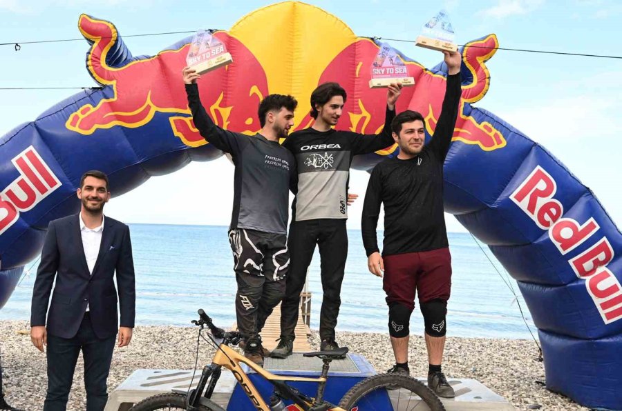 Antalya’da Gökyüzünden Denize Pedal Çevirdiler