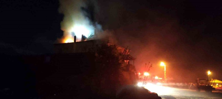 Konya’da 3 Katlı Evde Korkutan Yangın