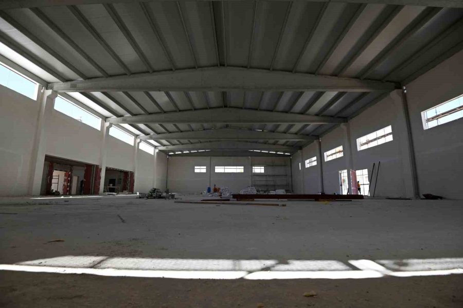 Selçuklu Belediyesi’nden Eğitime Kapalı Spor Salonu Ve Suni Çim Saha Desteği