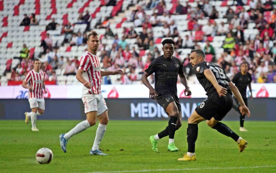 Trendyol Süper Lig: Antalyaspor: 0 - Hatayspor: 1 (ilk Yarı)