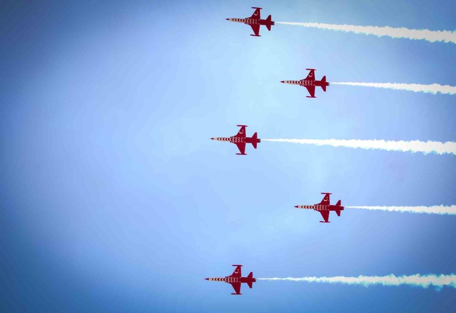 Türk Yıldızları’ndan Öğrencilere 23 Nisan Hediyesi