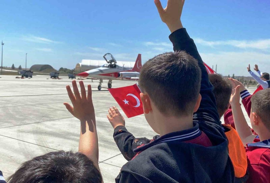 Türk Yıldızları’ndan Öğrencilere 23 Nisan Hediyesi