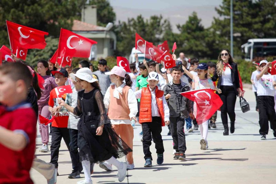 Türk Yıldızları’ndan Öğrencilere 23 Nisan Hediyesi