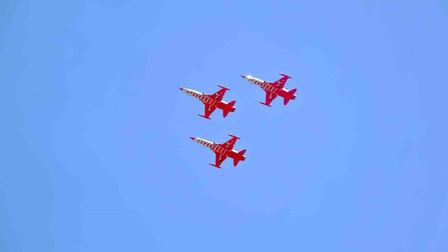 Türk Yıldızları’ndan Öğrencilere 23 Nisan Hediyesi