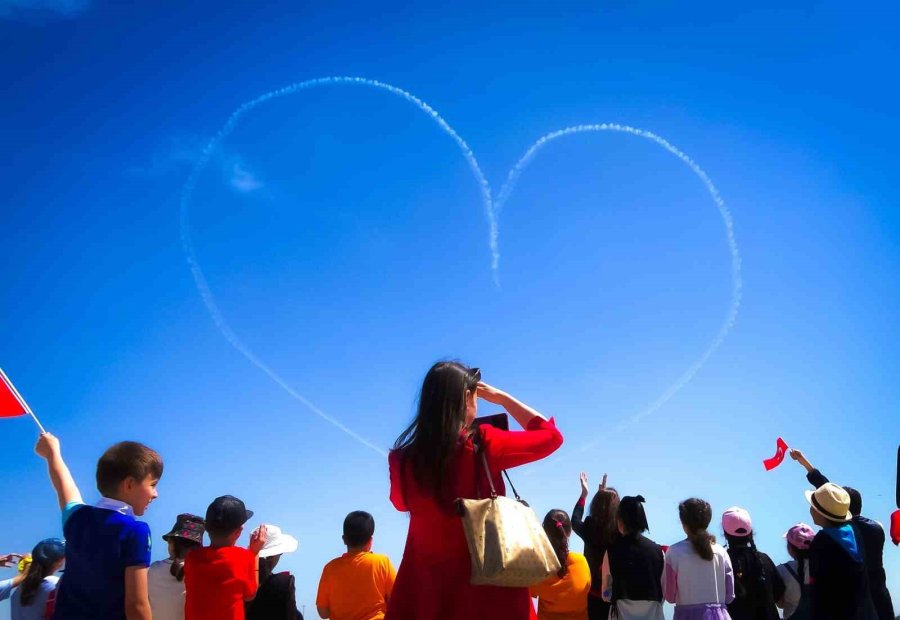 Türk Yıldızları’ndan Öğrencilere 23 Nisan Hediyesi