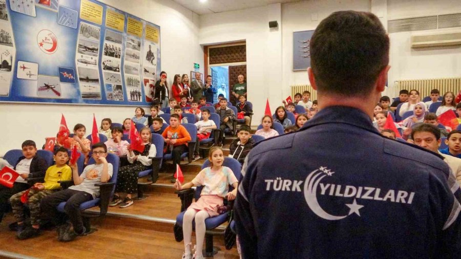 Türk Yıldızları’ndan Öğrencilere 23 Nisan Hediyesi