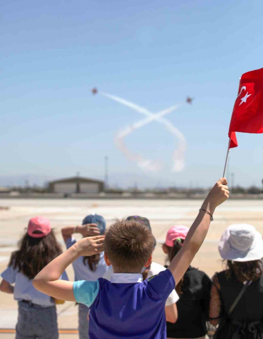 Türk Yıldızları’ndan Öğrencilere 23 Nisan Hediyesi